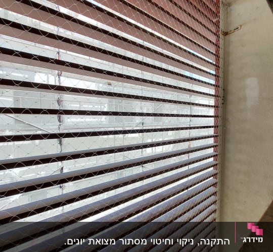 רשת למניעת כניסת יונים על חלון